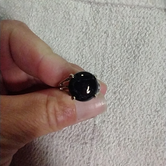Silvertone round black 🖤 stone 🪨 ring 💍7 - Picture 5 of 5